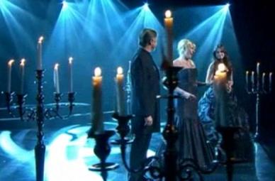 Grandes candelabros de plata en Tele