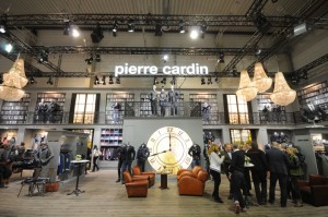 iluminacion lamparas decorativas para carpas stand Pierre Cardin
