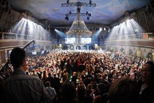 after work party - lamparas arañas