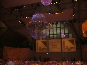 super-size chandelier goldene feder