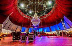 lampara de cristal en teatro